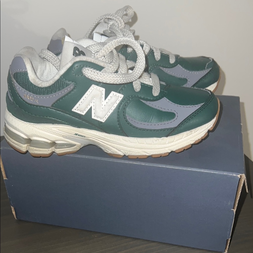 New Balance Green and Gray Sneakers with Retro-Inspired Design